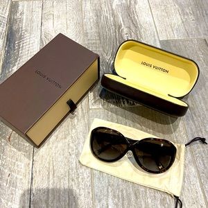 Louis Vuitton Oversized sunglasses